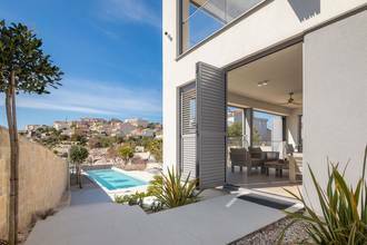 Thumbnail von Luxusvilla mit Infinity-Pool direkt am Meer, Region Rogoznica