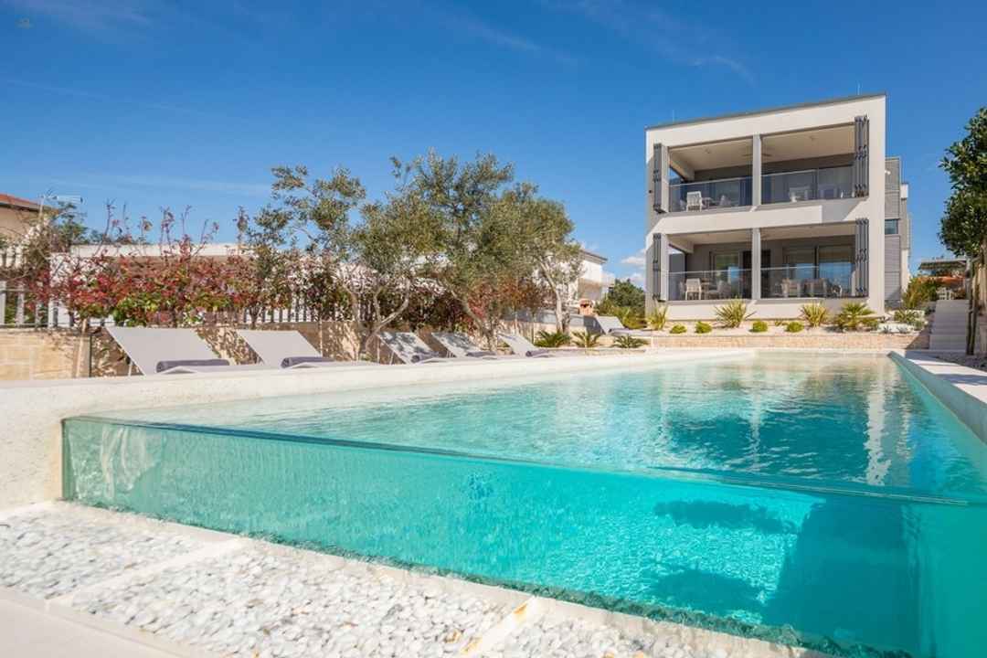 Luxusvilla mit Infinity-Pool direkt am Meer, Region Rogoznica