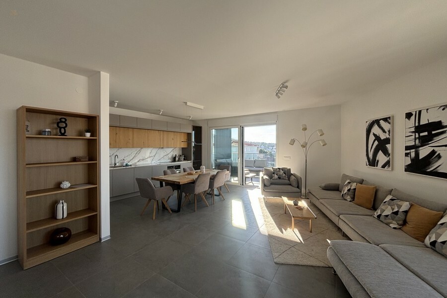 Thumbnail von Modernes Penthouse mit Dachterrasse und Panorama-Meerblick