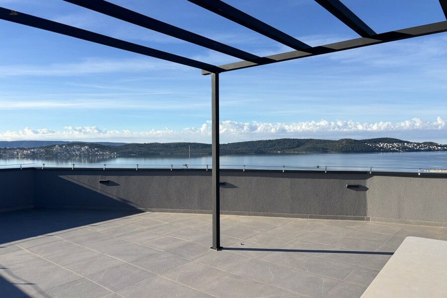 Modernes Penthouse mit Dachterrasse und Panorama-Meerblick