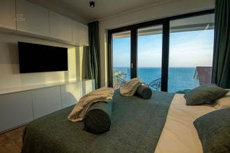 Thumbnail von Moderne Villa mit Swimmingpool und Sportplatz