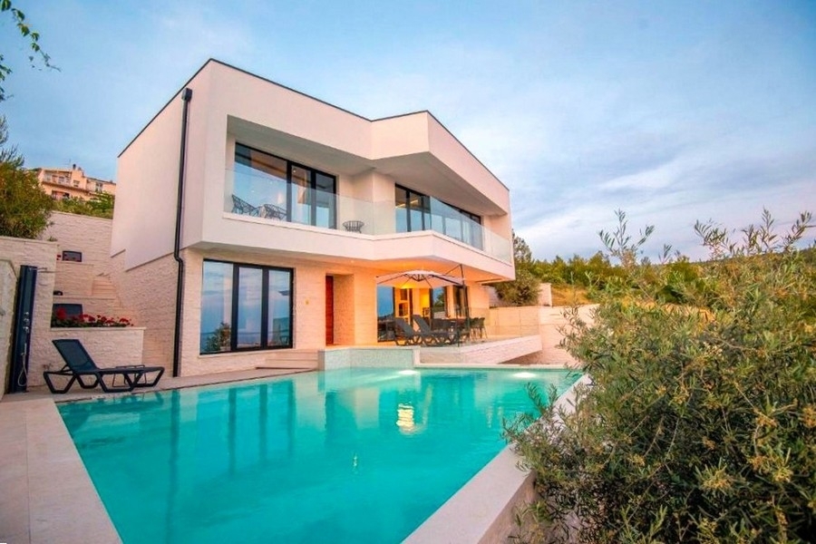 Moderne Villa mit Swimmingpool und Sportplatz