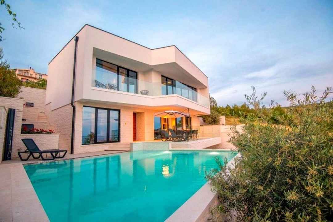 Moderne Villa mit Swimmingpool und Sportplatz
