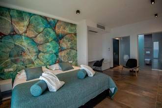 Thumbnail von Moderne Villa mit Swimmingpool und Sportplatz