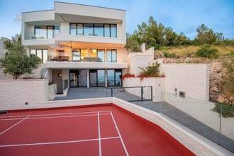 Thumbnail von Moderne Villa mit Swimmingpool und Sportplatz