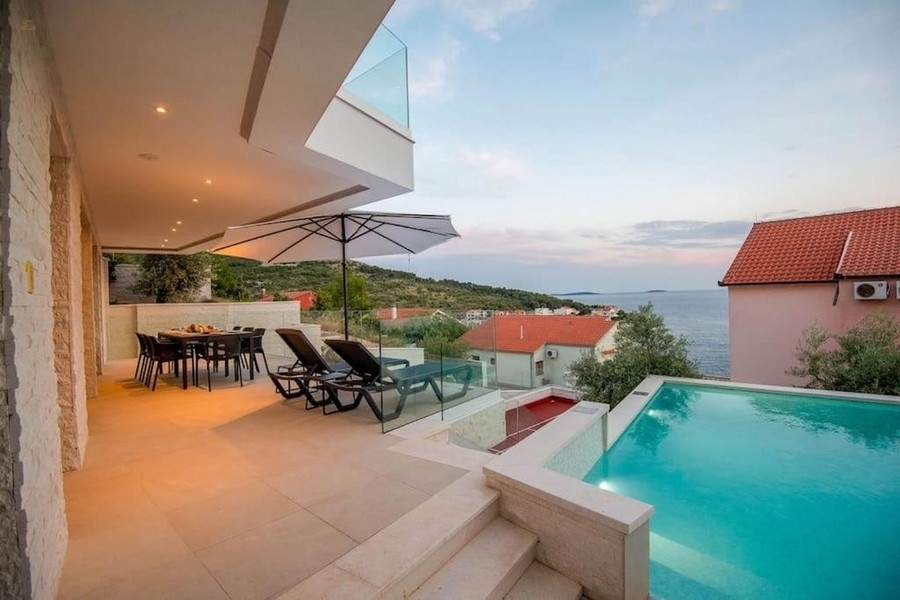 Thumbnail von Moderne Villa mit Swimmingpool und Sportplatz