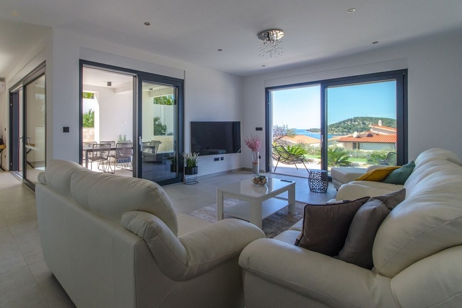 Thumbnail von Moderne Villa mit Pool und Meerblick