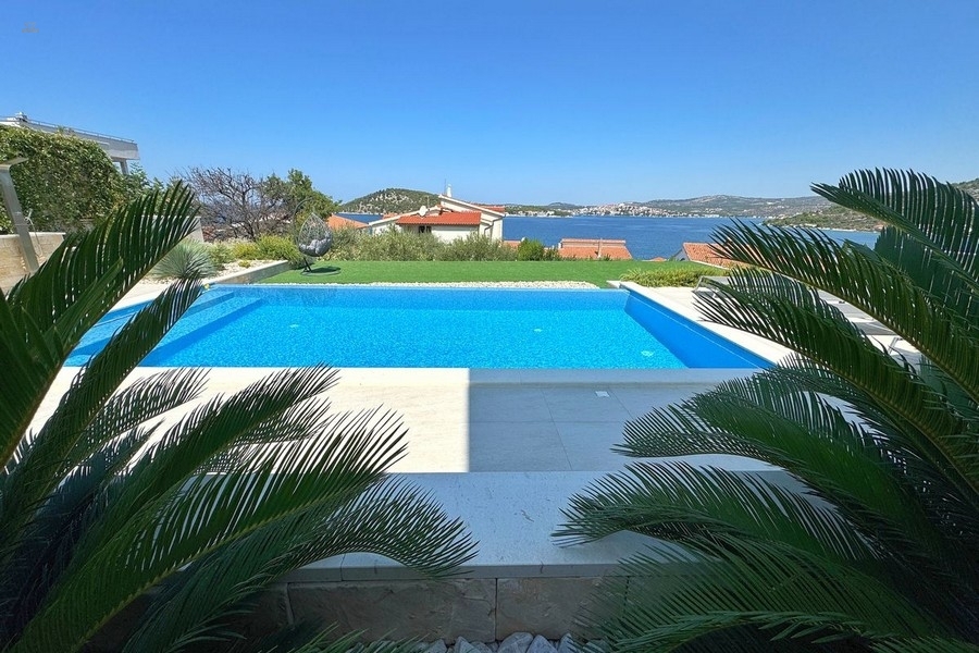 Thumbnail von Moderne Villa mit Pool und Meerblick