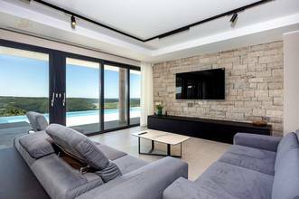 Thumbnail von Luxusní vila s nekonečným bazénem a výhledem na moře v klidné lokalitě