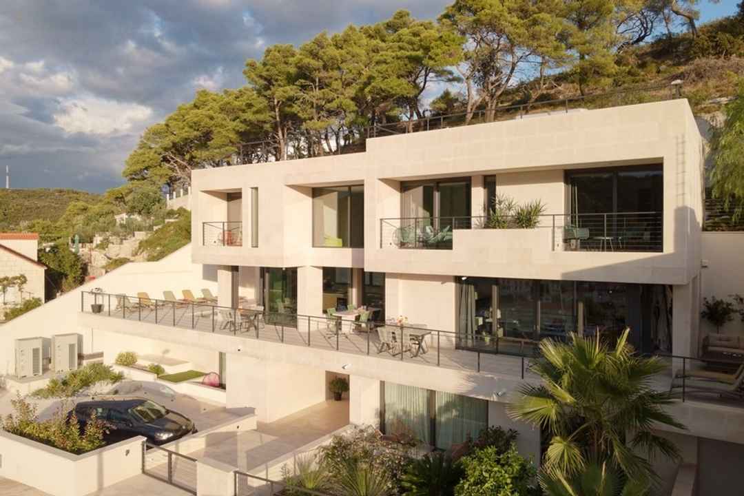 Moderne Luxusvilla mit Panoramablick auf den Ortskern und die Bucht