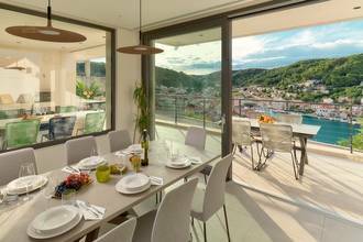 Thumbnail von Moderne Luxusvilla mit Panoramablick auf den Ortskern und die Bucht