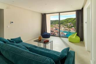 Thumbnail von Moderne Luxusvilla mit Panoramablick auf den Ortskern und die Bucht