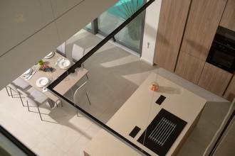 Thumbnail von Moderne Luxusvilla mit Panoramablick auf den Ortskern und die Bucht