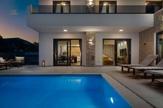 Thumbnail von Moderne Villa mit Swimmingpool und Panoramablick auf Stadt und Meer