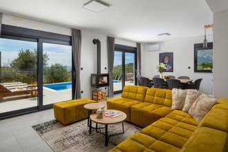 Thumbnail von Moderne Villa mit Swimmingpool und Panoramablick auf Stadt und Meer