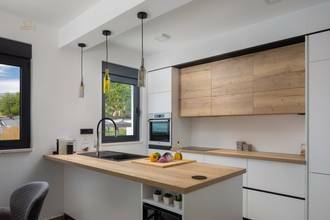 Thumbnail von Moderne Villa mit Swimmingpool und Panoramablick auf Stadt und Meer