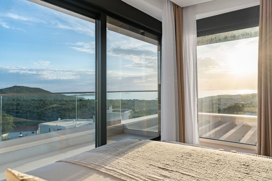 Thumbnail von Moderne Villa mit Infinity-Pool und Panorama-Meerblick