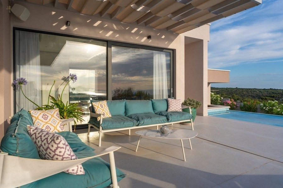 Thumbnail von Moderne Villa mit Infinity-Pool und Panorama-Meerblick