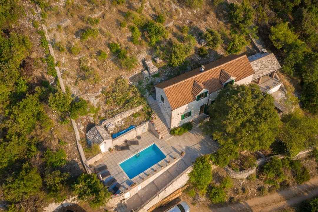 Mediterranes Steinhaus mit Swimmingpool und Meerblick