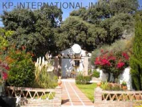 ***Schöne Villa im rustikalen Stil***