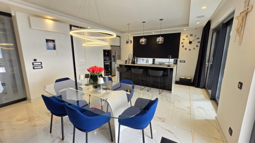 Thumbnail von Moderne Villa mit Swimmingpool und Meerblick