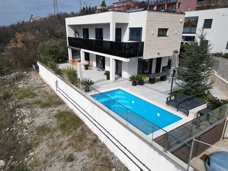 Moderne Villa mit Swimmingpool und Meerblick