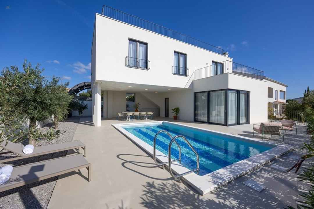 Moderne Villa mit Swimmingpool, Dachterrasse und Meerblick