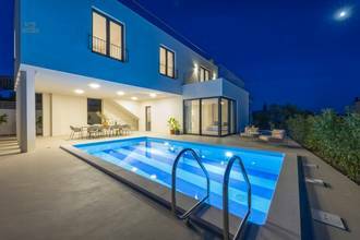 Thumbnail von Moderne Villa mit Swimmingpool, Dachterrasse und Meerblick