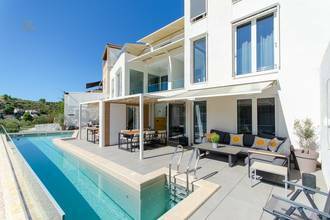 Thumbnail von Moderne Villa mit drei Wohneinheiten