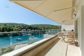 Thumbnail von Moderne Villa mit drei Wohneinheiten