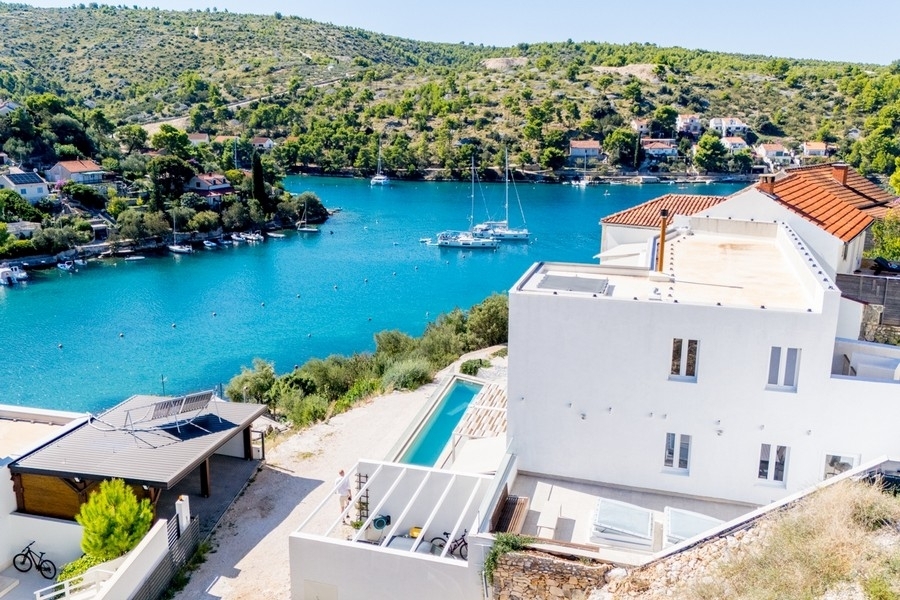 Moderne Villa mit drei Wohneinheiten