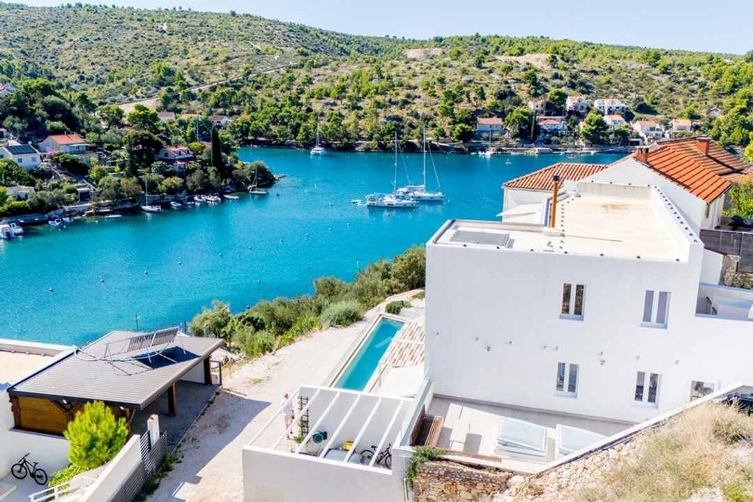 Moderne Villa mit drei Wohneinheiten