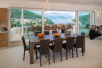 Thumbnail von Moderne Villa mit mediterranen Elementen und Panorama-Meerblick