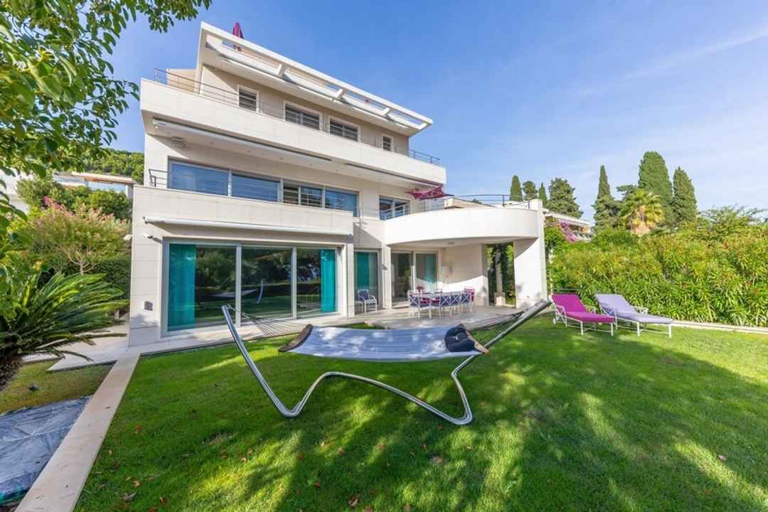 Luxuriöse Villa mit Indoor-Pool in sehr gefragter Lage in der ersten Reihe