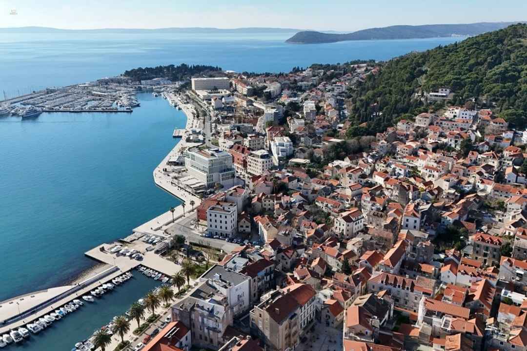 Wohnung und Dachgeschoss nahe dem Meer - zur Renovierung