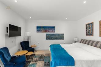 Thumbnail von Moderne Villa mit Infinity-Swimmingpool nahe dem Meer