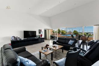 Thumbnail von Moderne Villa mit Infinity-Swimmingpool nahe dem Meer