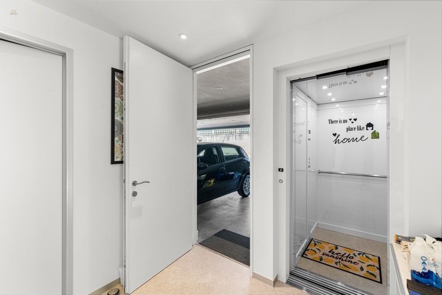 Thumbnail von Moderne Villa mit Infinity-Swimmingpool nahe dem Meer