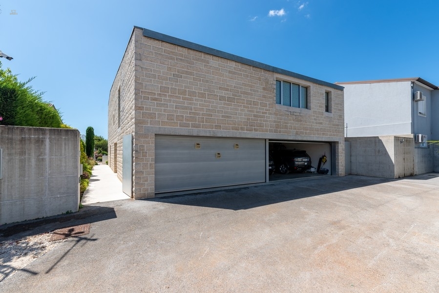 Thumbnail von Moderne Villa mit Infinity-Swimmingpool nahe dem Meer