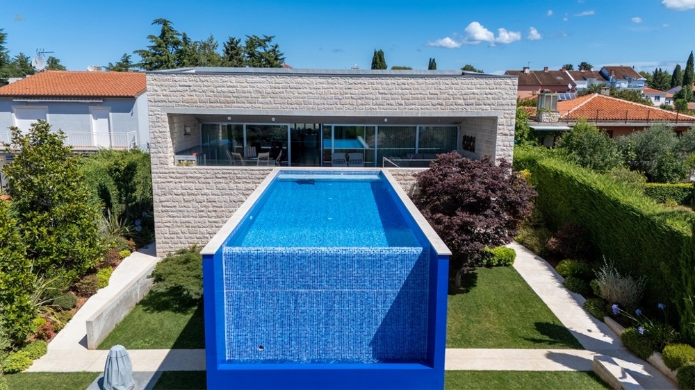 Moderne Villa mit Infinity-Swimmingpool nahe dem Meer