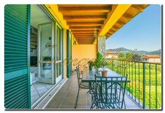 Thumbnail von Immogold Lago Maggiore, attraktive Maisonette in moderner Wohnanlage mit beeindruckendem Seeblick und exklusivem Gemeinschaftspool – ideal für alle, die Komfort, Ruhe und Lebensqualität schätzen.