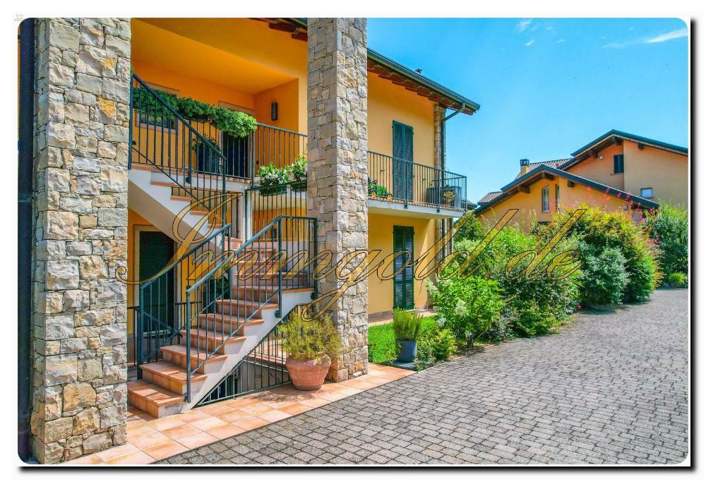 Immogold Lago Maggiore, attraktive Maisonette in moderner Wohnanlage mit beeindruckendem Seeblick und exklusivem Gemeinschaftspool – ideal für alle, die Komfort, Ruhe und Lebensqualität schätzen.