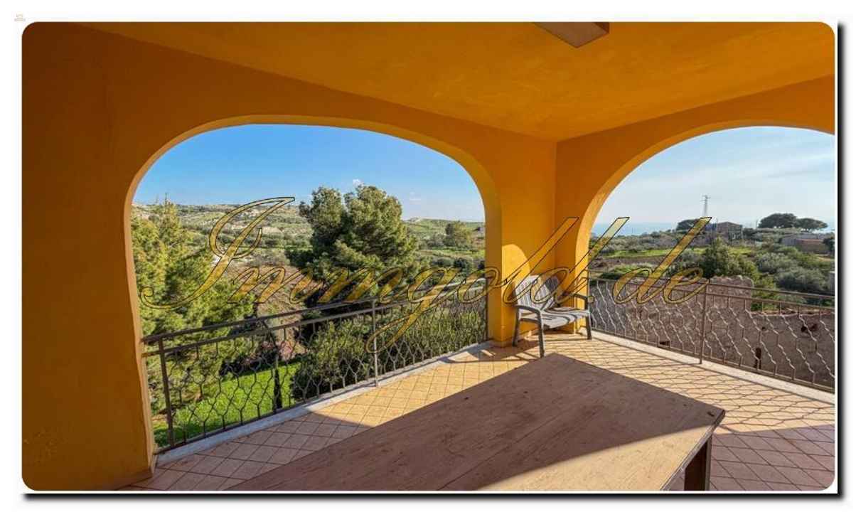 Immogold Süd- Sizilien großzügige Landvilla auf Sizilien mit sechs Schlafzimmern, zwei Wohneinheiten und Olivenhain in der Nähe vom Tal der Tempel und der Scala dei Turchi.