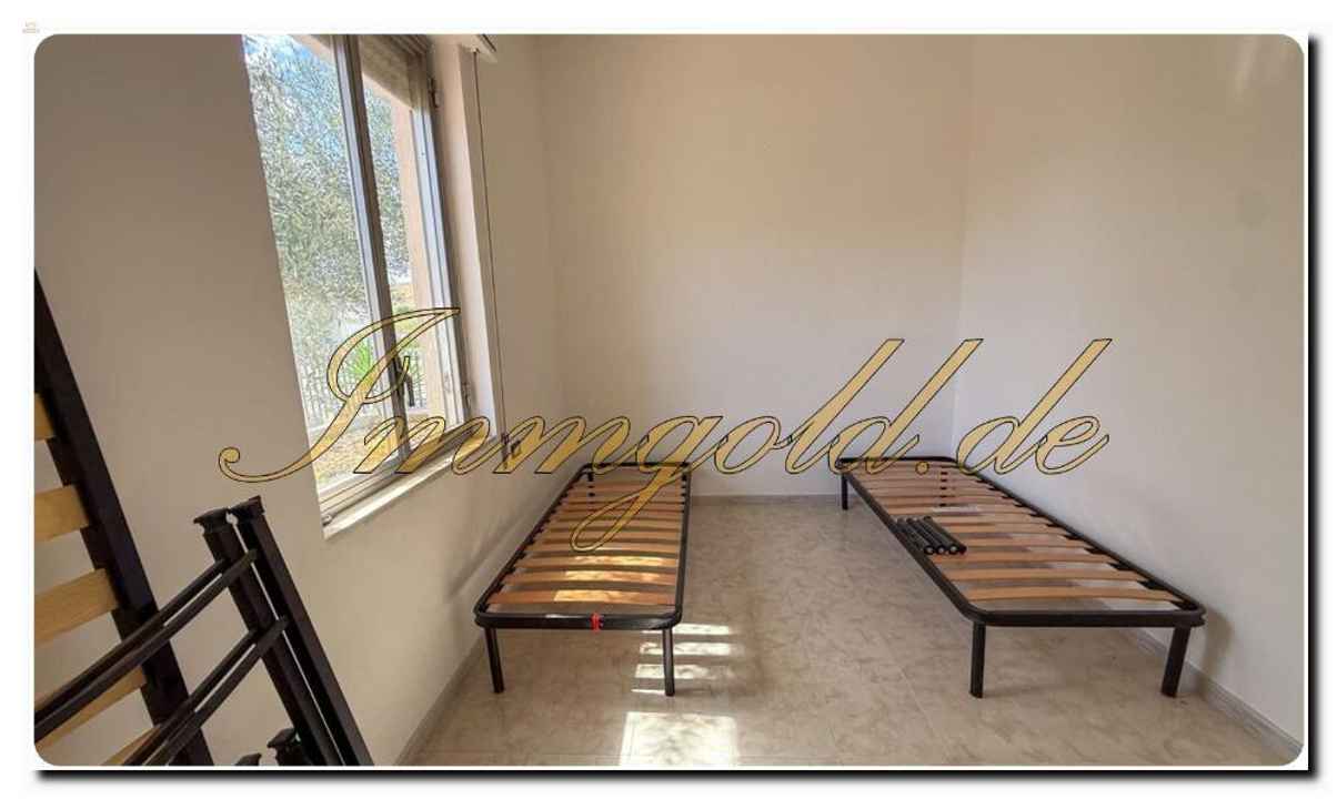 Aparte Villa nur dreißig Kilometer von der Hauptstadt Palermo, zwei Schlafzimmer, Meerblick, Potenzial einer Traum-Dachterrasse und prima Verkehrsanbindung