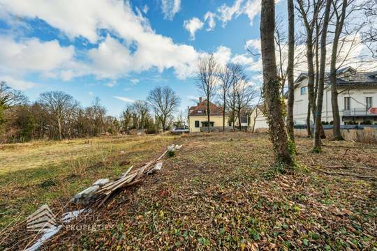 Exklusives Baugrundstück in einzigartiger Lage mit Einreichplanung!