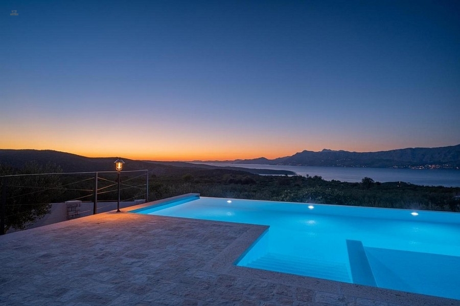 Mediterranes Anwesen mit Steinhaus, Swimmingpool und großem Grundstück