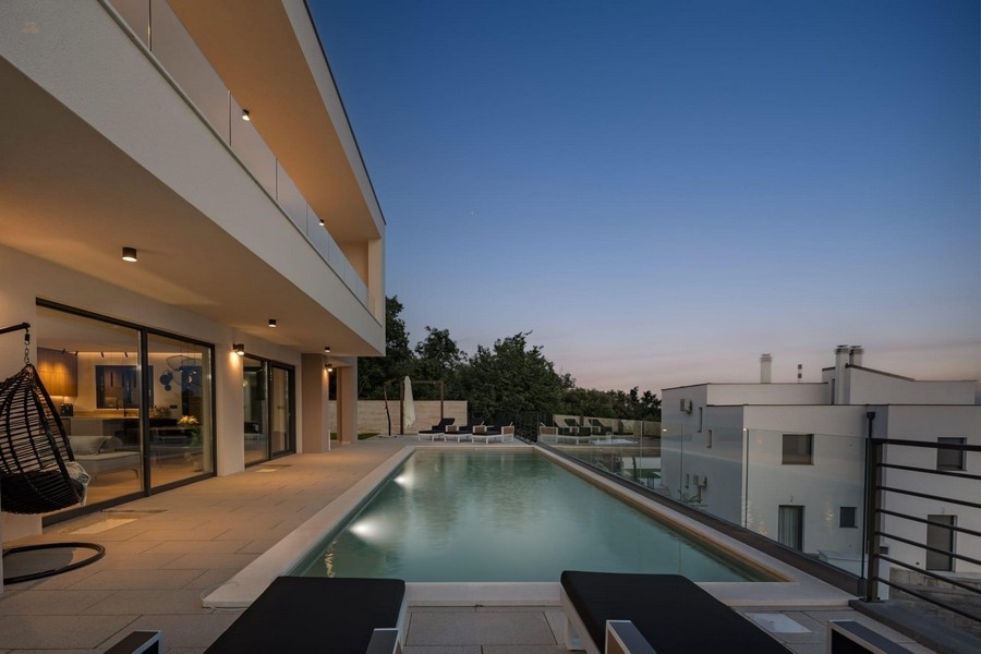 Thumbnail von Moderne Luxusvilla mit Swimmingpool und Panorama-Meerblick