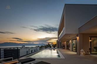 Thumbnail von Moderne Luxusvilla mit Swimmingpool und Panorama-Meerblick