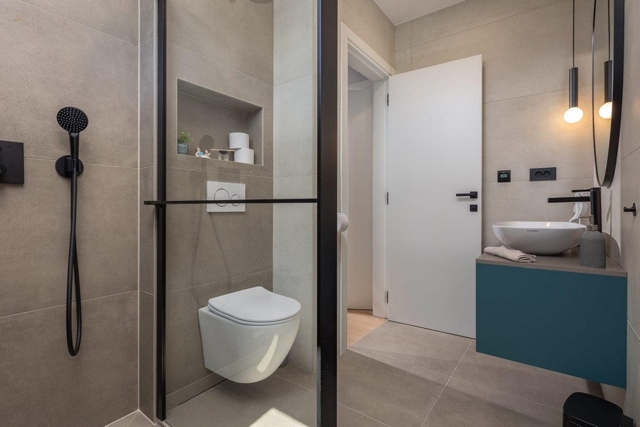 Thumbnail von Moderne Luxusvilla mit Swimmingpool und Panorama-Meerblick