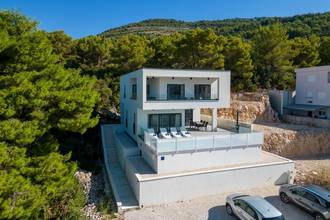 Thumbnail von Moderne Villa mit Pool und Blick auf das Meer
